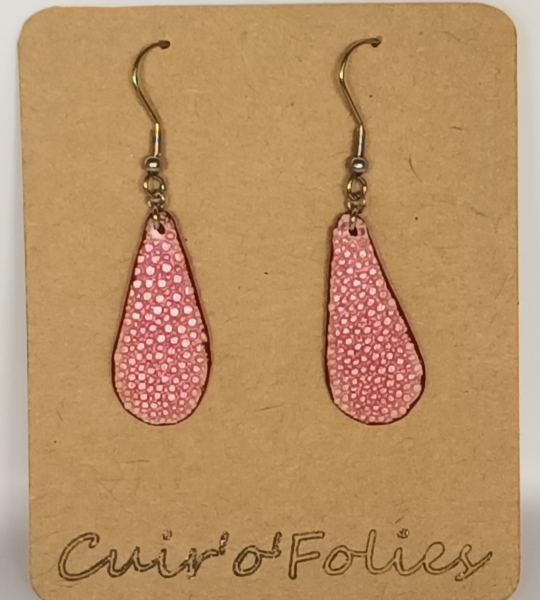 Boucles d’oreilles petite goutte en galuchat rose métallisé