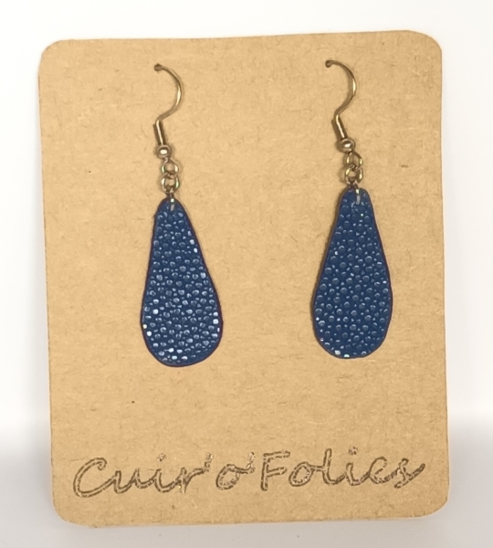 Boucles d’oreilles petite goutte en galuchat bleu foncé