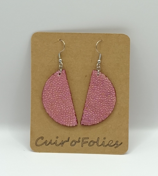 Boucles d’oreilles demi-lune en galuchat rose métallisé