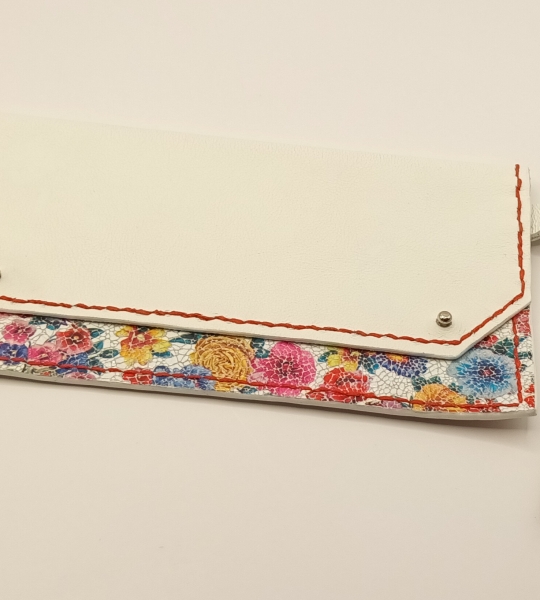 Pochette blanche et fleuri effet céramique