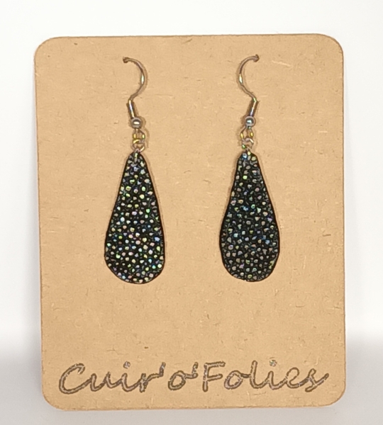 Boucles d’oreilles petite goutte en galuchat caviar