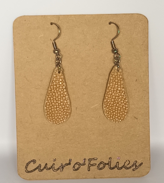 Boucles d’oreilles petite goutte en galuchat café au lait