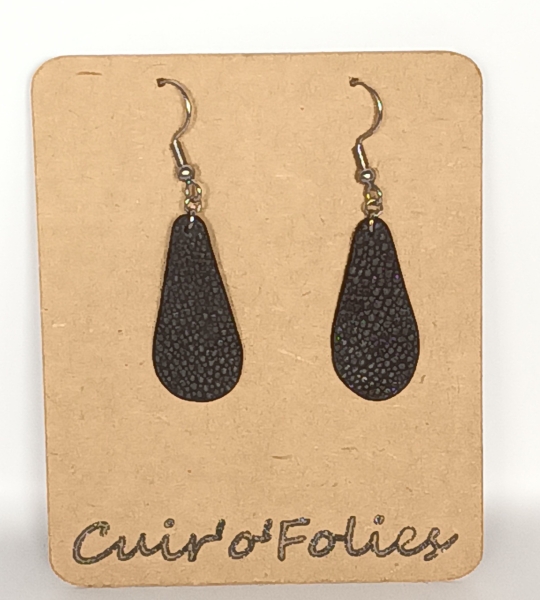 Boucles d’oreilles petite goutte en galuchat noire