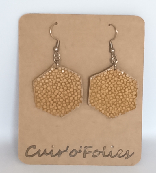 Boucles d’oreilles grand hexagone en galuchat  café au lait