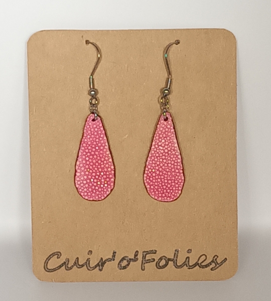 Boucles d’oreilles petite goutte en galuchat rose