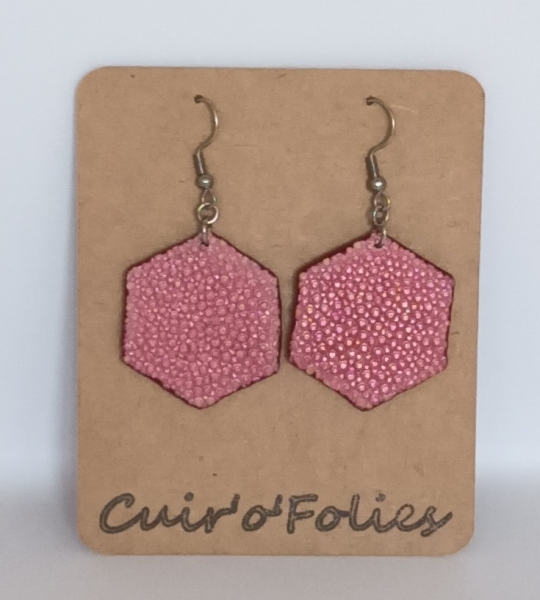 Boucles d’oreilles grand hexagone en galuchat rose métallisé