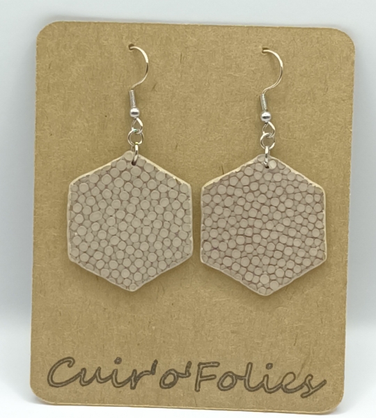 Boucles d’oreilles grand hexagone en galuchat gris beige